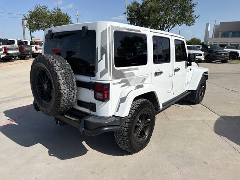 Used 2017 Jeep Wrangler Unlimited Sahara AWD/4WD image 4