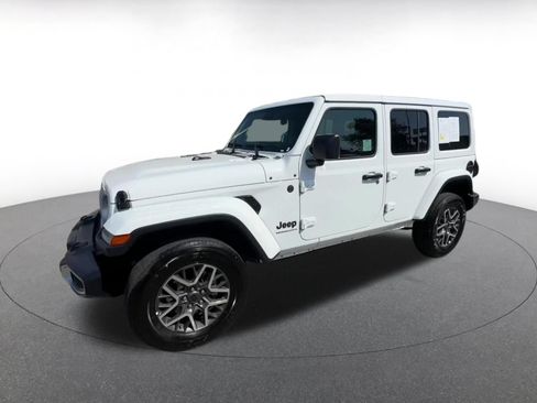 Used 2025 Jeep Wrangler Unlimited Sahara AWD/4WD image 8