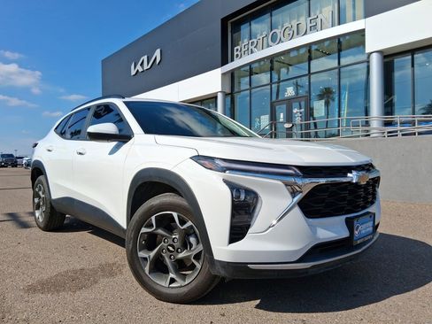 Used 2025 Chevrolet Trax LT w/ Driver Confidence Package image 1