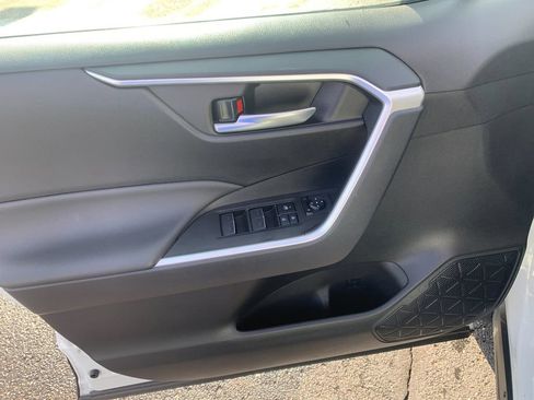 Used 2025 Toyota RAV4 XLE AWD/4WD image 12