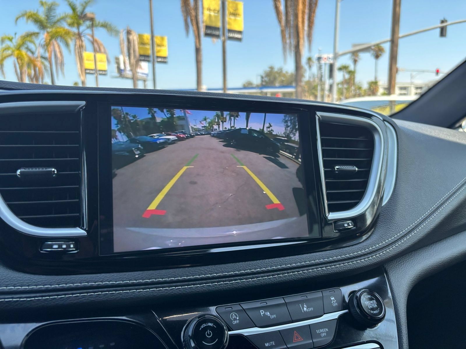 Used 2025 Chrysler Pacifica Limited FWD image 26