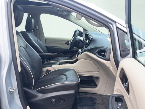 Used 2023 Chrysler Pacifica Limited FWD image 16