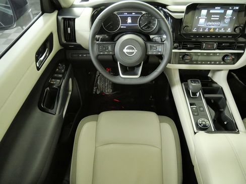 Used 2025 Nissan Pathfinder SL AWD/4WD image 20