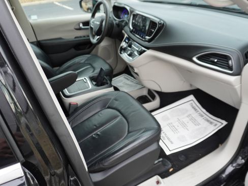 Used 2022 Chrysler Pacifica Touring-L image 17
