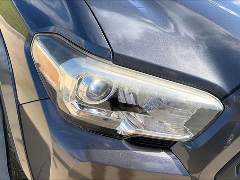 Used 2018 Toyota Tacoma SR5 RWD image 27