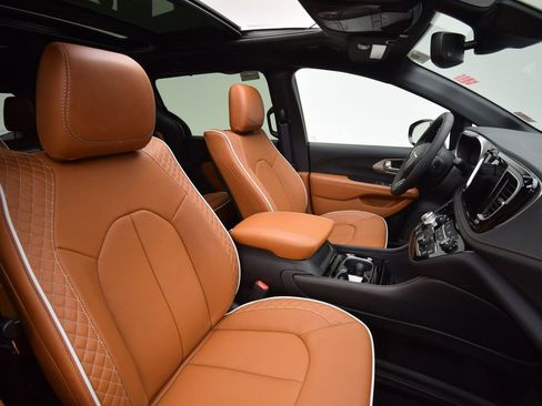 New 2026 Chrysler Pacifica Pinnacle w/ Trailer Tow Group image 17