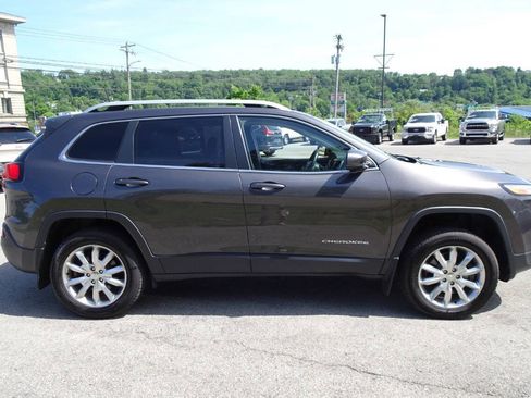 Used 2017 Jeep Cherokee Limited AWD/4WD image 5