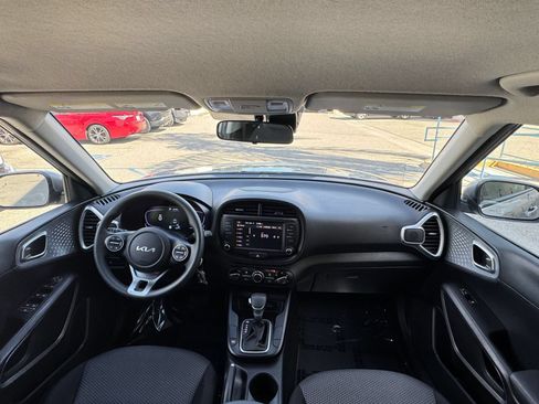 Used 2025 Kia Soul LX w/ LX Technology Package FWD image 30