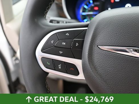 Used 2023 Chrysler Pacifica Limited FWD image 27