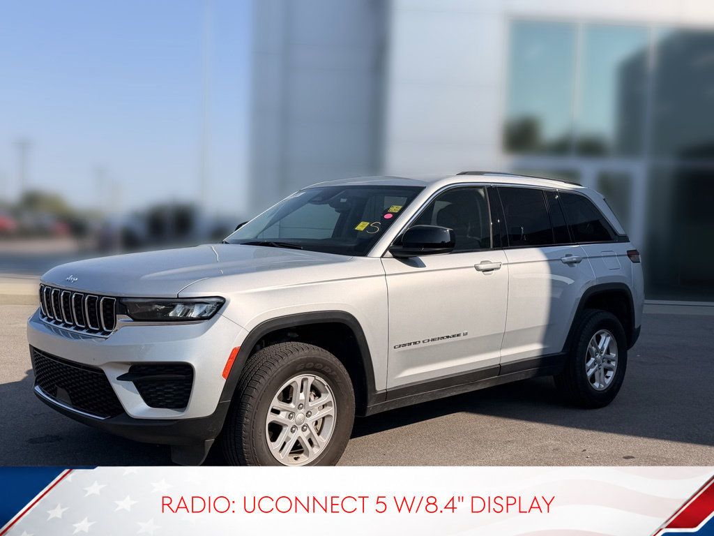 Used 2023 Jeep Grand Cherokee Laredo AWD/4WD image 2