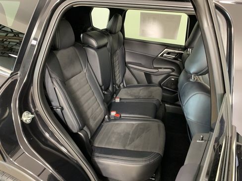 Used 2025 Mitsubishi Outlander SE image 35