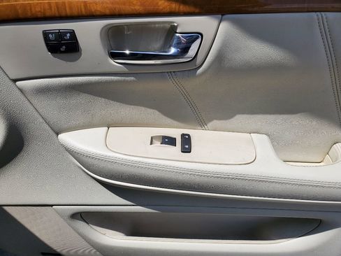 Used 2010 Cadillac DTS Platinum image 39