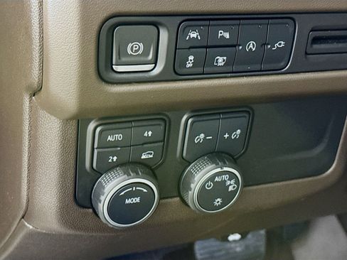 Used 2022 Chevrolet Suburban LT w/ LT Signature Plus Package image 8