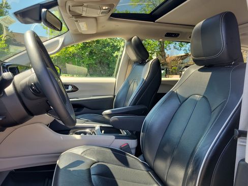 Used 2023 Chrysler Pacifica Limited FWD image 19