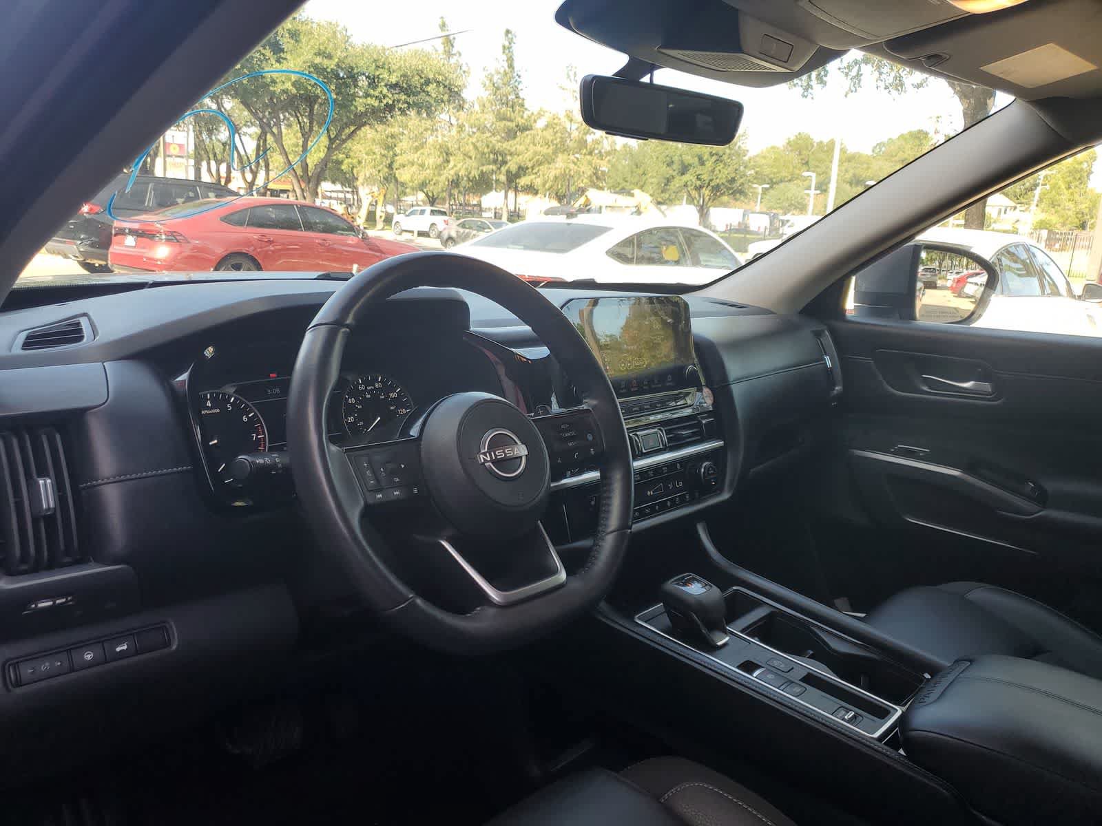 Used 2025 Nissan Pathfinder SL FWD image 2