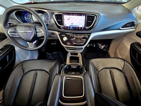 Used 2024 Chrysler Pacifica Select image 9