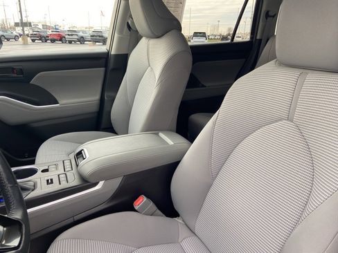 Certified 2020 Toyota Highlander LE image 13