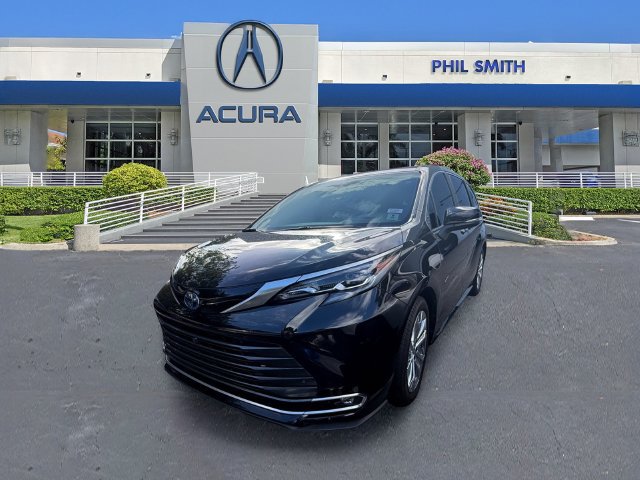 Used 2024 Toyota Sienna Platinum FWD image 1