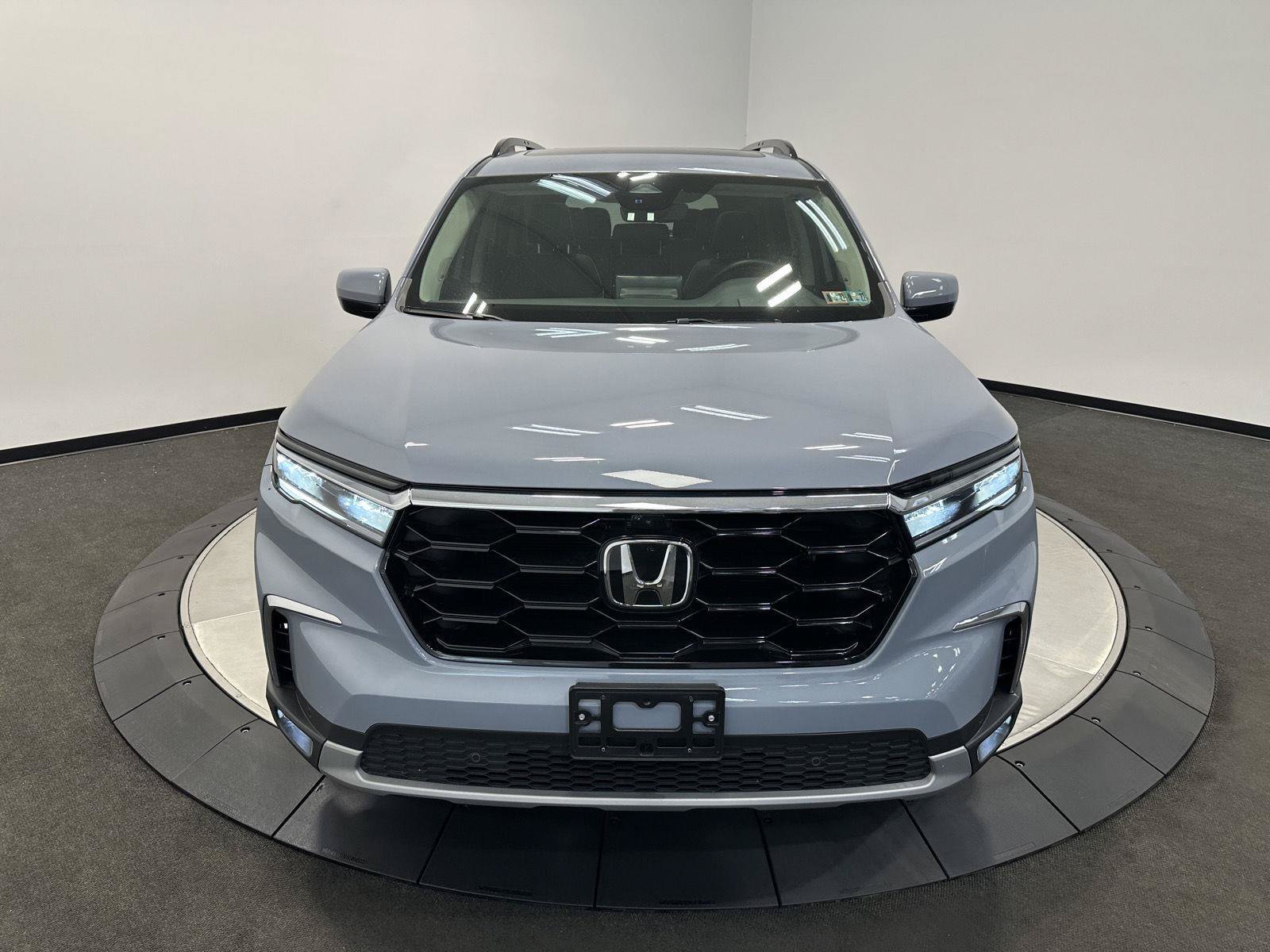Certified 2025 Honda Pilot Elite image 3
