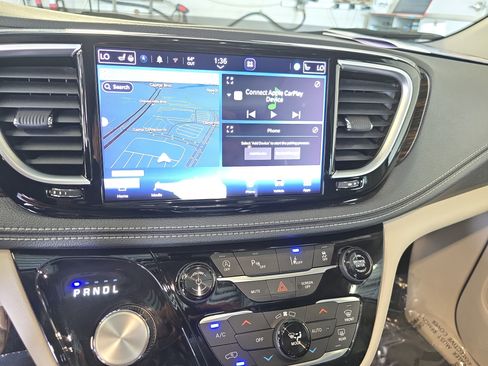 Used 2023 Chrysler Pacifica Limited FWD image 17
