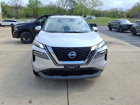 Used 2023 Nissan Rogue SV image 2