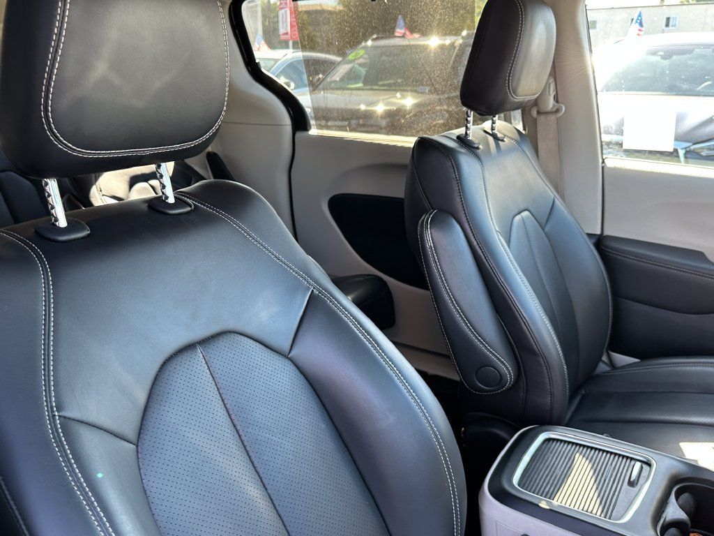 Used 2023 Chrysler Pacifica Touring-L FWD image 16