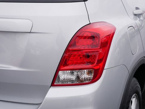 Used 2022 Chevrolet Trax LS w/ Tint and Cruise Package image 17