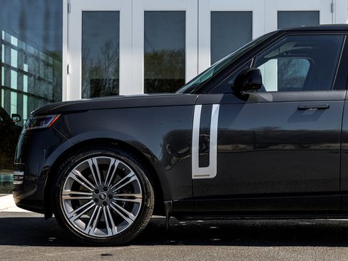 Used 2025 Land Rover Range Rover Long Wheelbase Autobiography image 5