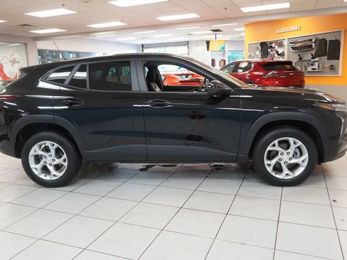 Used 2024 Chevrolet Trax LS w/ LS Convenience Package FWD image 12