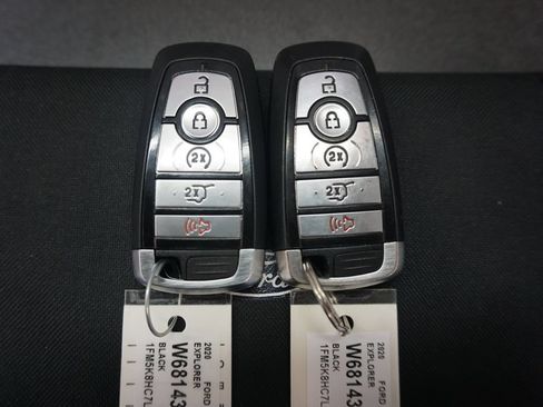 Used 2020 Ford Explorer Platinum w/ Premium Technology Package AWD/4WD image 21
