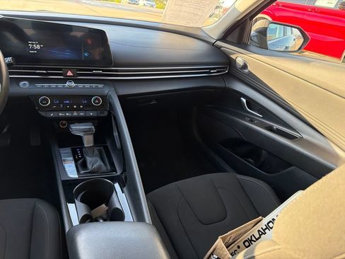 Used 2025 Hyundai Elantra SEL FWD image 18