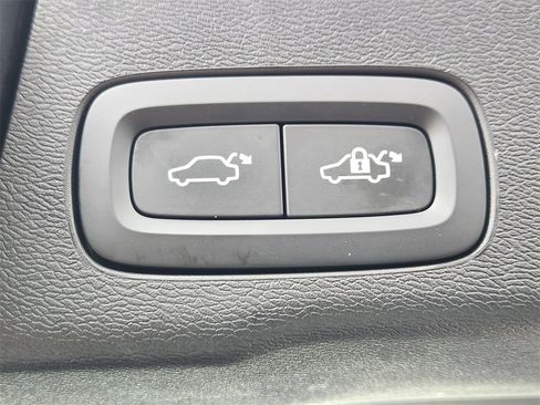 Used 2025 Volvo XC60 B5 Plus image 23