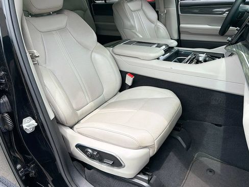 Used 2022 Jeep Wagoneer Series III w/ Convenience Group I AWD/4WD image 29