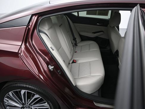 Used 2024 Nissan Altima 2.5 SL FWD image 8