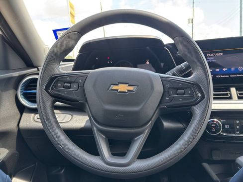 Used 2025 Chevrolet Trax LT FWD image 22