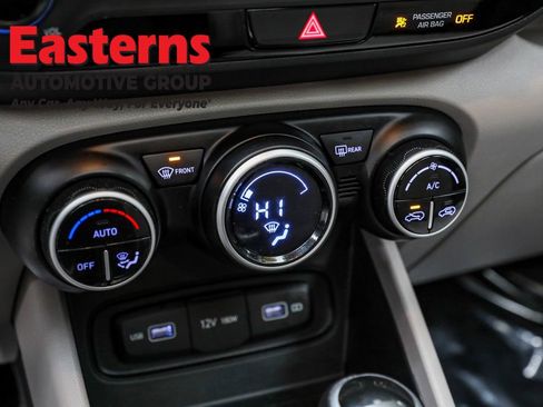 Used 2022 Hyundai Venue SEL image 21