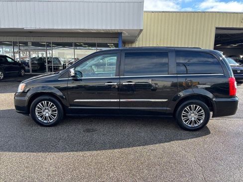 Used 2014 Chrysler Town & Country Touring-L w/ Driver Convenience Group image 8