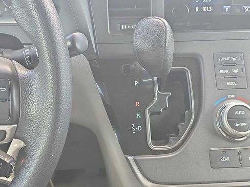 Used 2017 Toyota Sienna LE FWD image 21