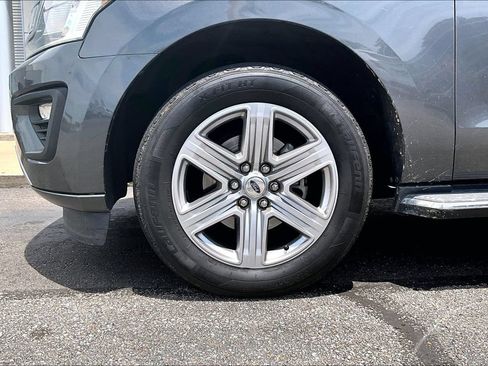 Used 2018 Ford Expedition XLT w/ Equipment Group 202A RWD image 4
