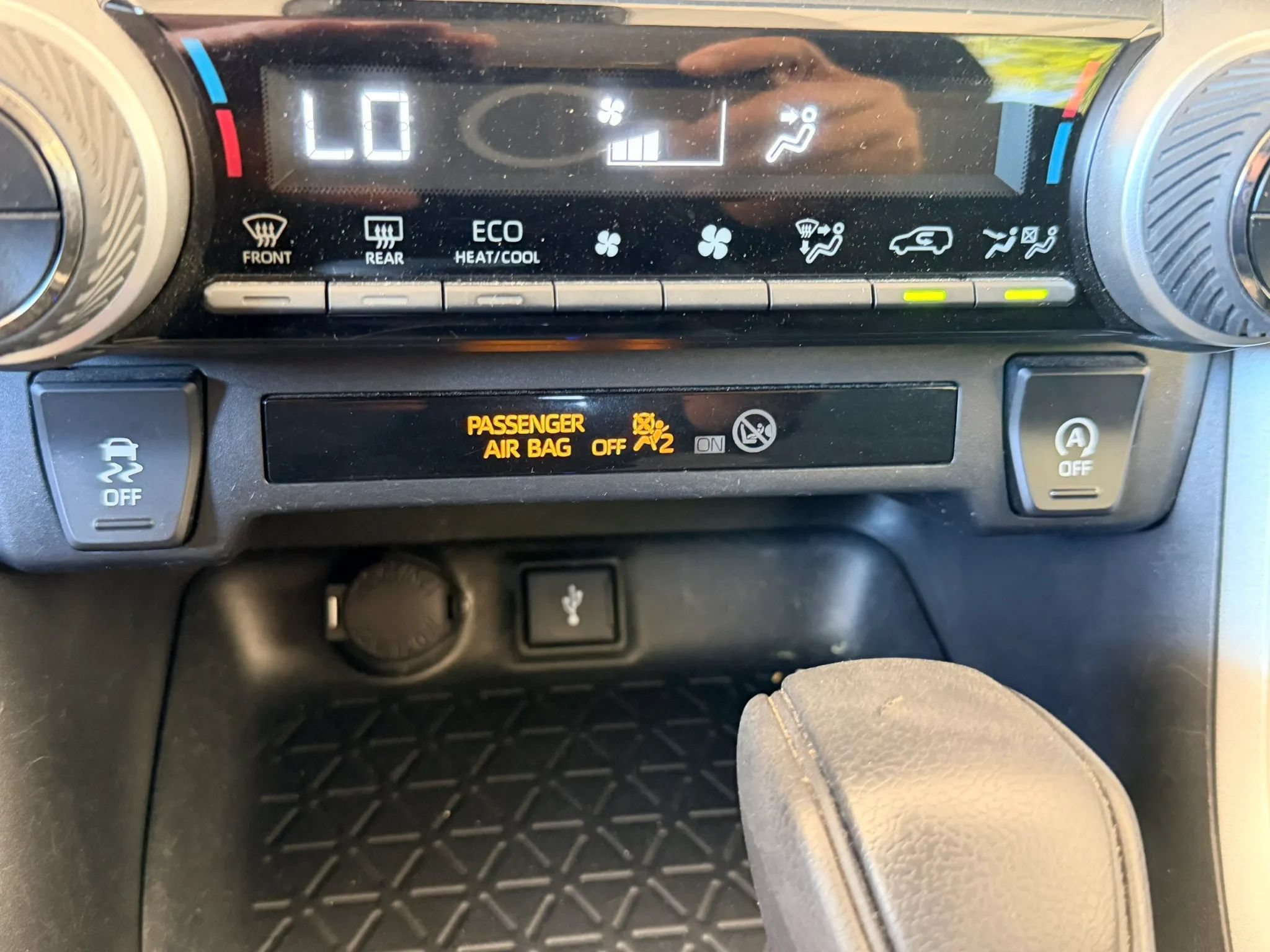 Used 2020 Toyota RAV4 XLE w/ Carpet Mat Package AWD/4WD image 17
