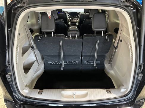 Used 2024 Chrysler Pacifica Touring-L FWD image 12