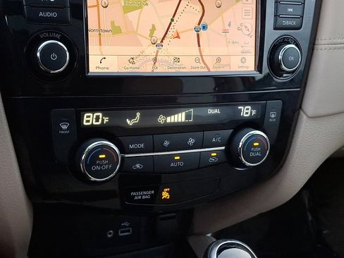 Used 2019 Nissan Rogue SL w/ Premium Package image 16