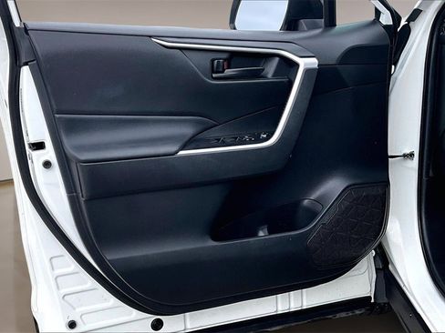 Used 2021 Toyota RAV4 LE image 17