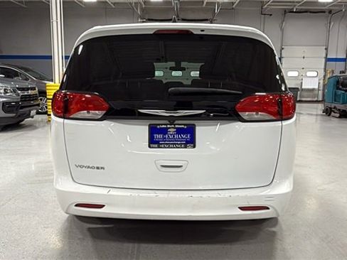 Used 2022 Chrysler Voyager LX image 5