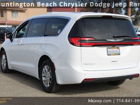 Used 2026 Chrysler Pacifica Select image 3