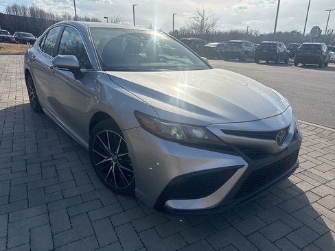 Certified 2022 Toyota Camry SE image 3