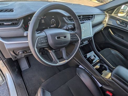 Used 2024 Jeep Grand Cherokee L Laredo image 18