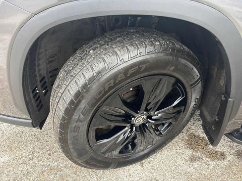 Used 2024 Toyota Highlander XLE image 46