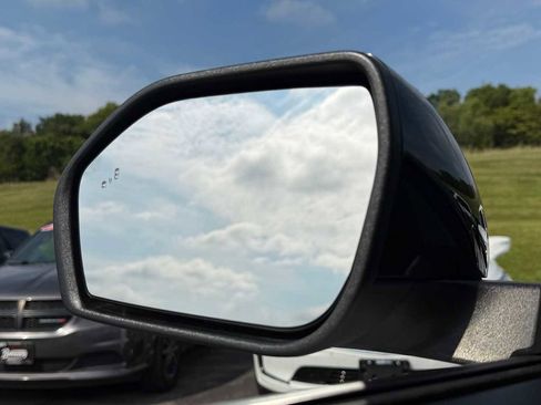 Used 2023 Ford Explorer Limited image 31