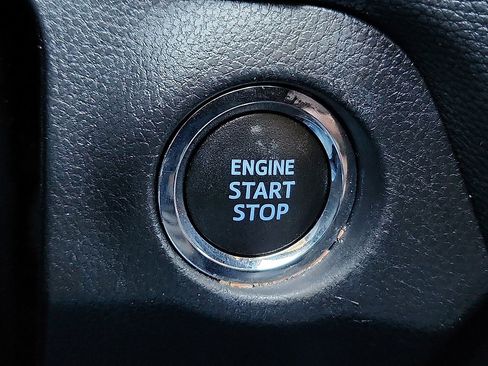 Used 2021 Toyota RAV4 XLE Premium image 9